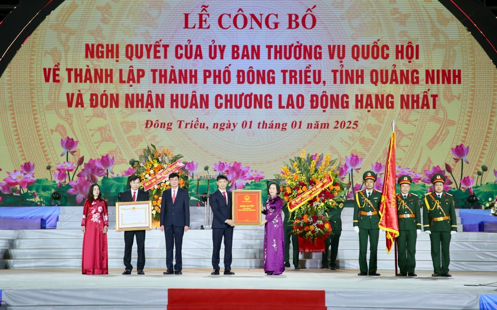 La camarada Nguyen Thi Thanh, miembro del Comité Central del Partido, Vicepresidenta de la Asamblea Nacional, entregó la Resolución del Comité Permanente de la Asamblea Nacional sobre el establecimiento de la ciudad de Dong Trieu, bajo la provincia de Quang Ninh, y la Medalla Laboral de Primera Clase al Comité del Partido, el gobierno y el pueblo de la ciudad de Dong Trieu.