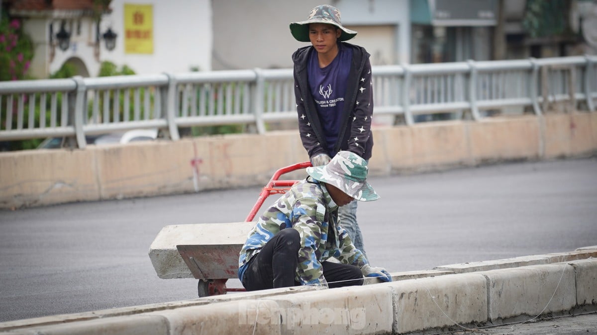 Đường Âu Cơ - Nhật Tân sau khi tổ chức lại giao thông, mật độ phương tiện hiện tại như thế nào? ảnh 12