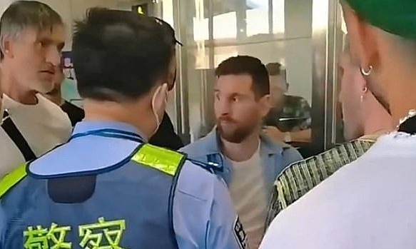 Messi bị cảnh sát Trung Quốc giữ lại sân bay