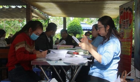 Many workers confirm their unemployment status to continue receiving unemployment benefits.