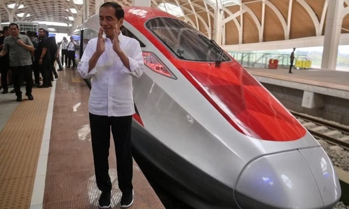 Tổng thống Indonesia Joko Widodo trong buổi chạy thử tuyến đường sắt cao tốc Jakarta-Bandung hôm 13/9. Ảnh: AFP