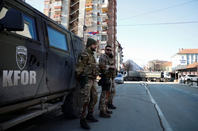 Des soldats de la force de maintien de la paix de l'OTAN au Kosovo (KFOR) dans la ville de Mitrovica, au nord du Kosovo, le 29 décembre 2022. Photo : Reuters