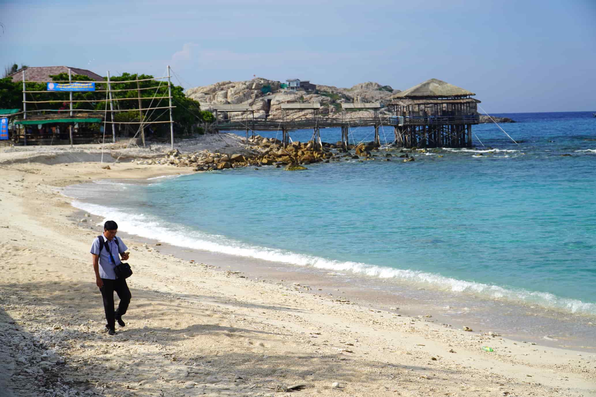 Để tham quan Đảo Yến Nha Trang, du khách sẽ đi theo tour do công ty Sanest Tourist điều hành. Cụ thể, bạn sẽ di chuyển đến khu bến riêng của Sanest tại cảng Cầu Đá và lên tàu gỗ du lịch hoặc cano cao tốc để ra Đảo Yến:  Tàu gỗ du lịch: Tàu có sức chứa từ 45 – 50 chỗ và thời gian di chuyển ra Đảo Yến khoảng 1 giờ. Lựa chọn di chuyển bằng tàu gỗ sẽ giúp bạn tiết kiệm chi phí và có nhiều thời gian lênh đênh, thưởng thức cảnh biển. Tuy nhiên, phương tiện này sẽ không phù hợp nếu bạn bị say sóng. Cano cao tốc: Cano có sức chứa từ 20 – 36 chỗ và thời gian di chuyển chỉ khoảng 30 – 45 phút. Phương tiện lướt trên mặt biển với tốc độ cao sẽ mang đến cho bạn cảm giác đầy phấn khích.