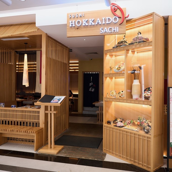 Le magasin a un design en bois clair et est décoré dans un style japonais. Photo : Sushi Hokkaido Sachi