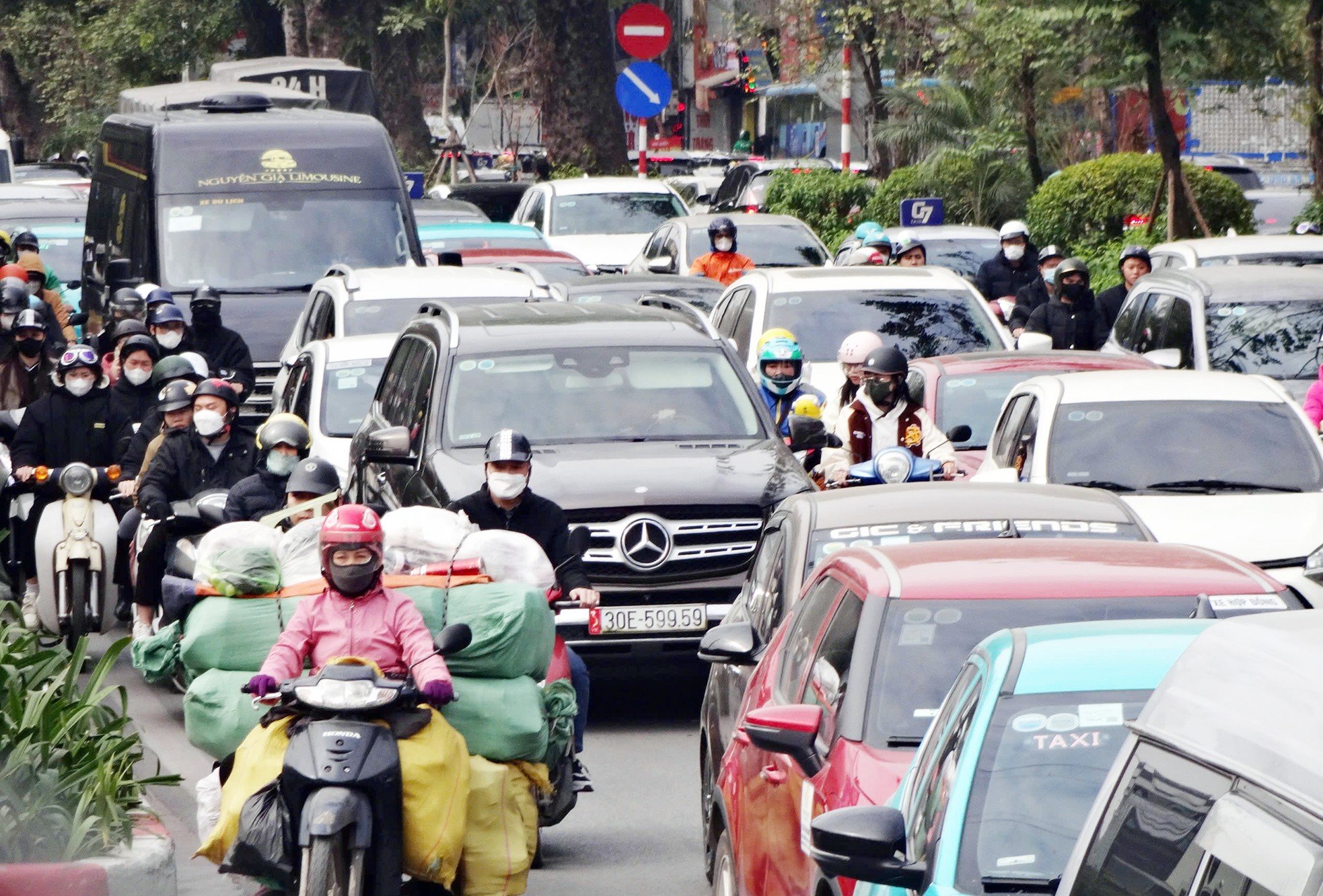 Weekend, many roads in Hanoi are congested for a long time photo 2