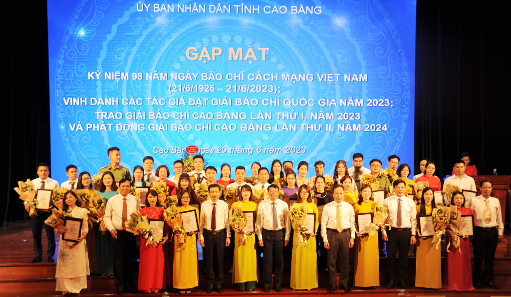 งานประกาศรางวัล Cao Bang Newspaper Awards ประจำปี 2023 มอบรางวัลให้กับผลงานหนังสือพิมพ์ดีเด่น 35 ฉบับ รูปภาพ 1