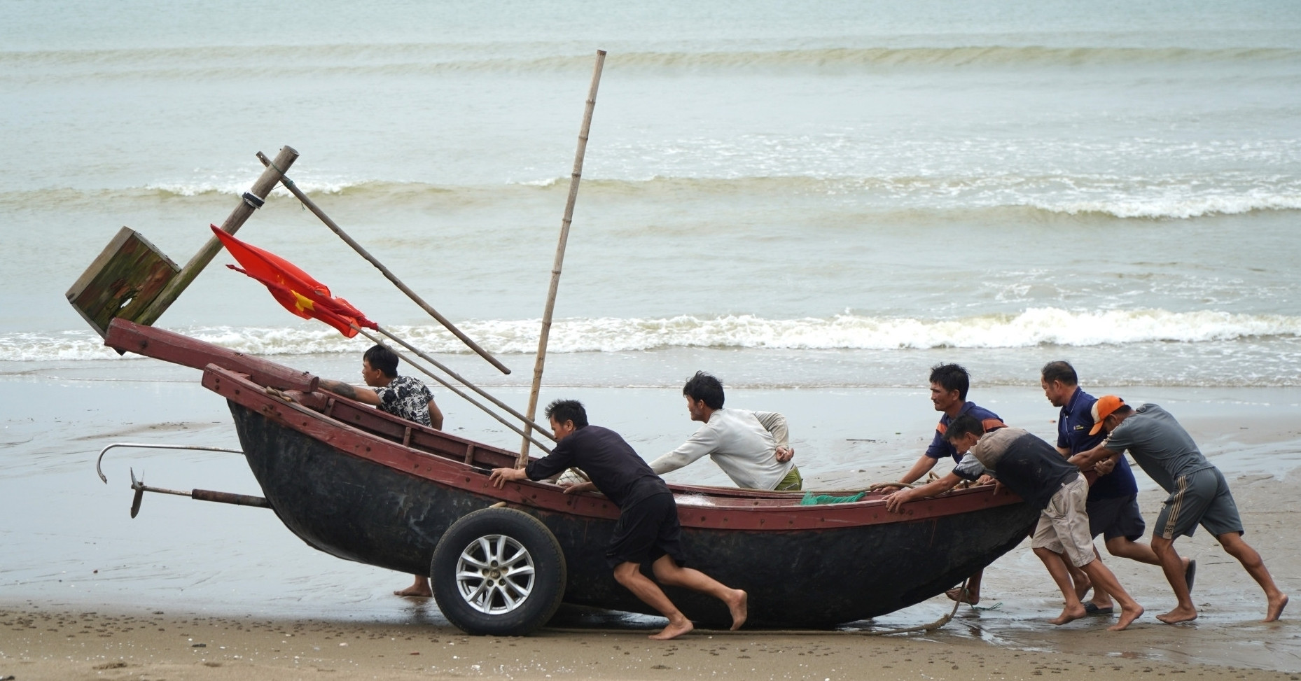 Les provinces de Quang Ninh à Binh Thuan réagissent de manière proactive à la tempête Tra Mi