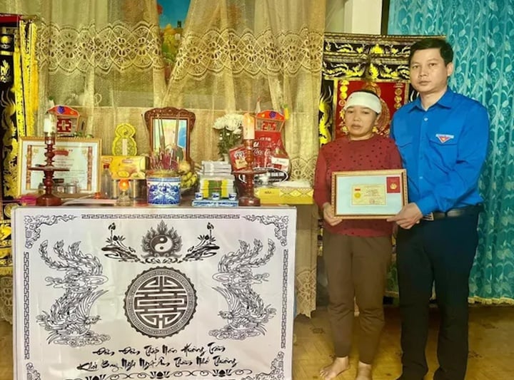 Los familiares de Le Ngoc Hon recibieron la Insignia de Juventud Valiente otorgada póstumamente por la Unión Central de Jóvenes. (Foto: TP)