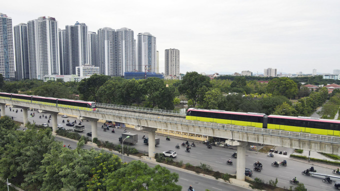 Hai đoàn tàu đi ngược chiều nhau qua đoạn nghĩa trang Mai Dịch trong đợt chạy thử vào tháng 12/2023.. Ảnh:Phạm Chiểu