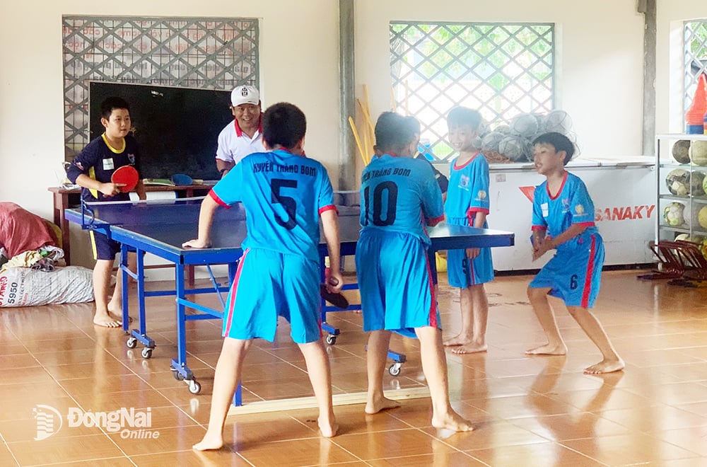 Jeunes joueurs jouant après des heures d'entraînement et de compétition. Photo : Thuy Tien