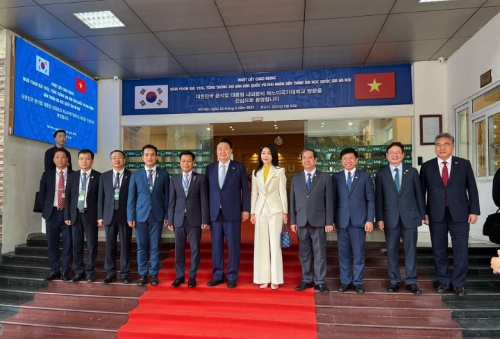 Le président sud-coréen s'entretient avec des étudiants de l'Université nationale de Hanoi - 1