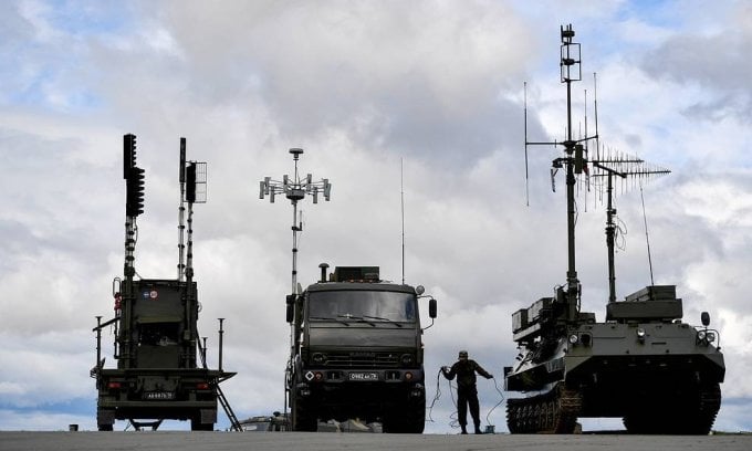Transceptor e inhibidor del sistema ruso Pole-21 (izquierda). Foto: TASS