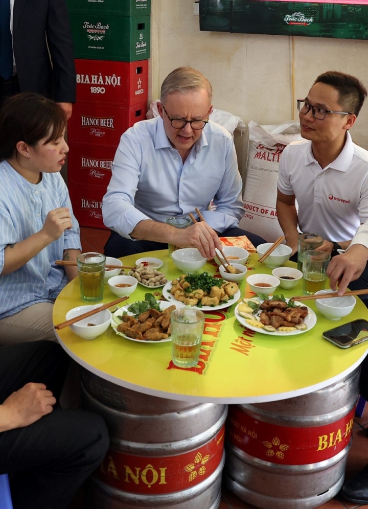 Australian Prime Minister drinks beer and eats Hanoi bread - 2