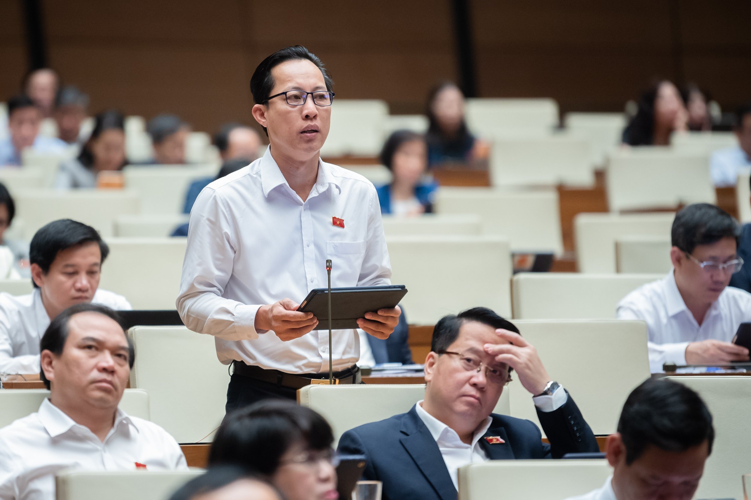 대화 - 국민의 돈 2조9,700억 동을 들여 운전면허증을 바꾸는 게 필요한가?