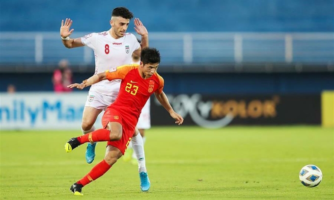 2020년 1월 15일 태국 송클라에서 열린 AFC U23 챔피언십 조별 리그에서 이란에 0-1로 패한 후의 중국(빨간색 셔츠). 사진: 신화통신