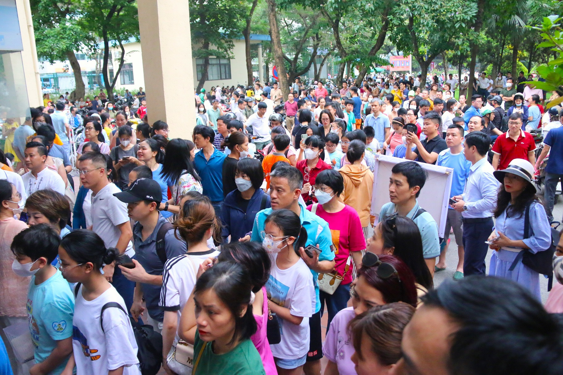 1 contra 20 por un lugar en sexto grado en Hanoi, un 'mar de gente' llena la sala de exámenes