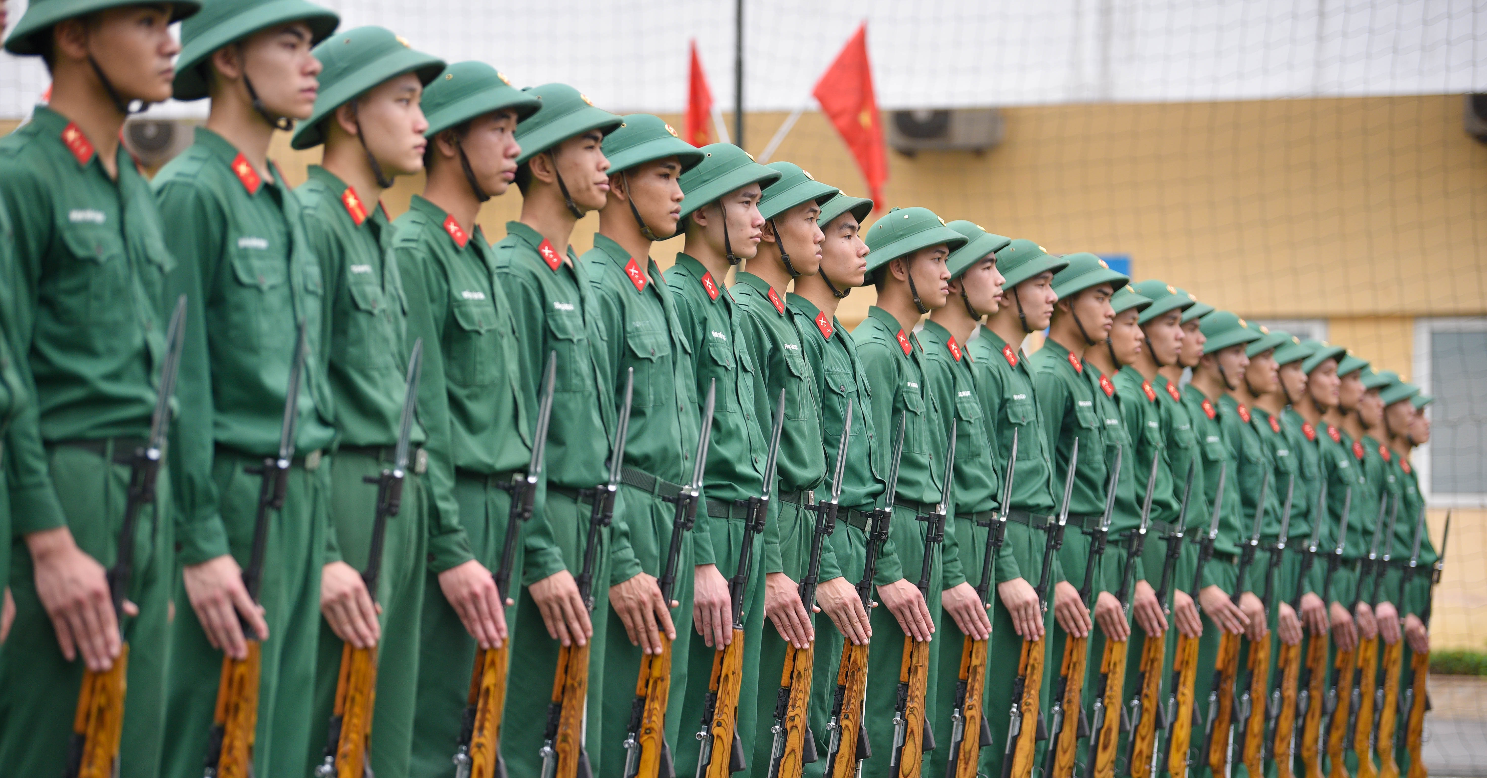 Sesión de entrenamiento de soldados que protegen el Mausoleo del Presidente Ho Chi Minh