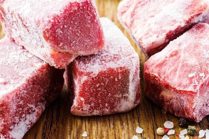 Đầu bếp khách sạn chỉ mẹo rã đông, sau 5 phút miếng thịt trông như mới mua- Ảnh 1.