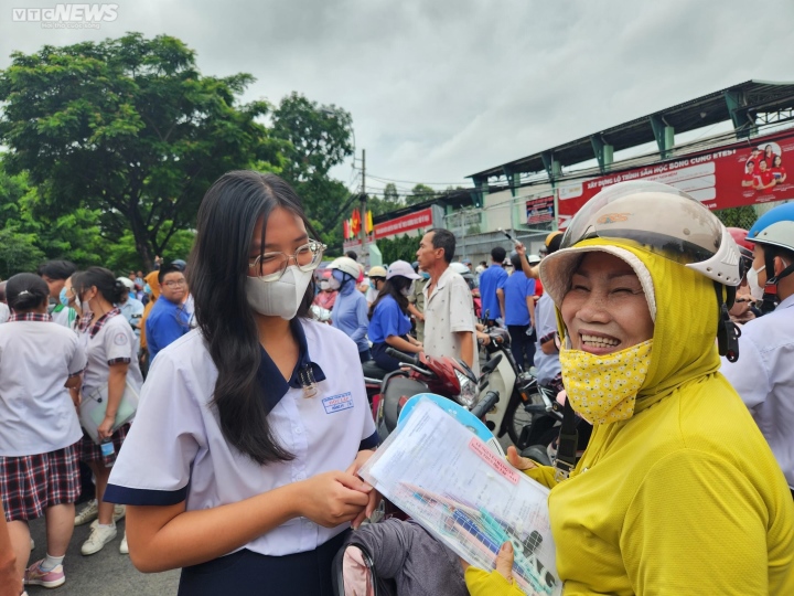 Literaturprüfung für die 10. Klasse in Ho-Chi-Minh-Stadt: Beeindruckende Fragen mit tiefer humanistischer Bedeutung - 4