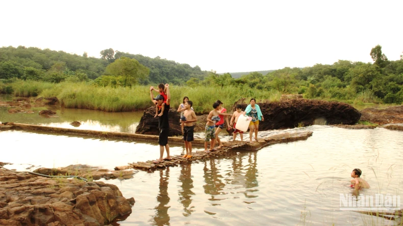 Colors of ethnic groups in the land at the end of Truong Son range photo 2