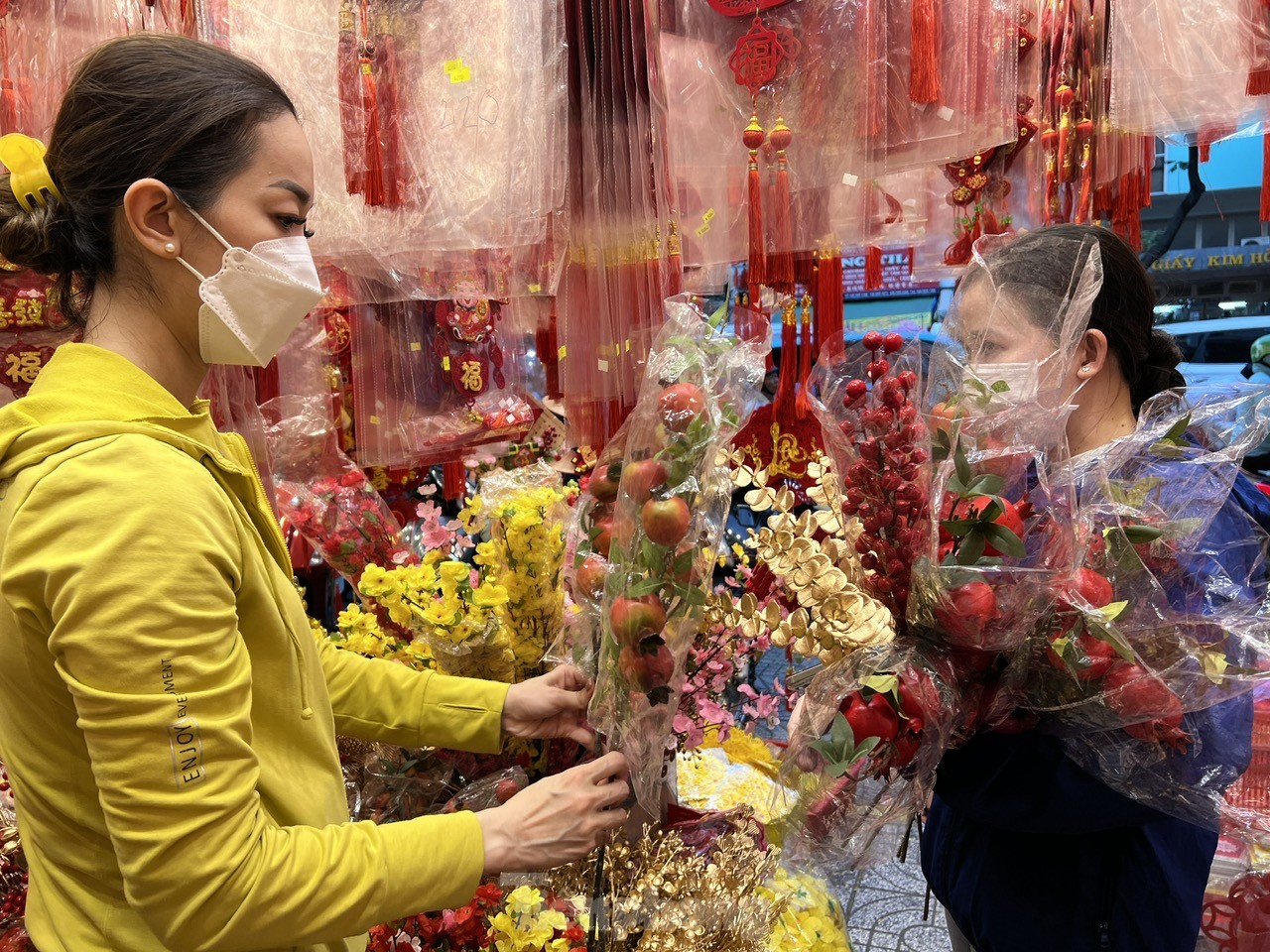 La couleur rouge recouvre la plus grande rue du Têt à Ho Chi Minh-Ville, animée par les acheteurs. Photo 8