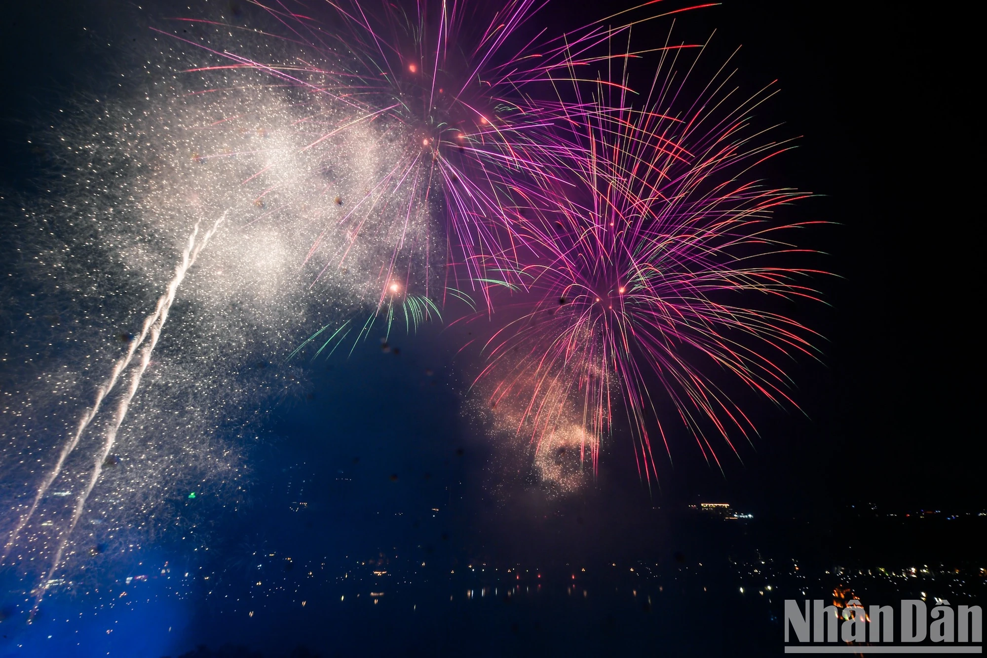 [Foto] Brillantes fuegos artificiales dan la bienvenida al nuevo año 2025 foto 7