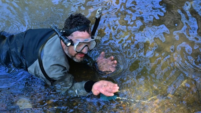Albert Fausel sostiene una pieza de oro encontrada en un arroyo en Placerville el 28 de abril. Foto: AFP