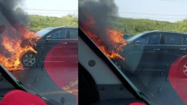 5月18日午後、ハノイで7人乗りの車のエンジンルームから突然火が出た。