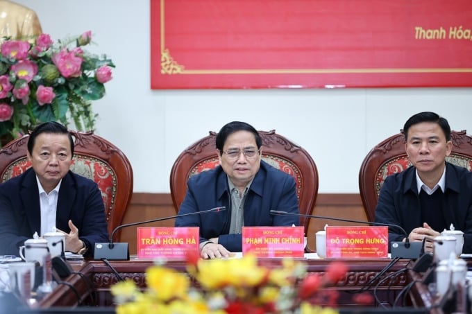 Le Premier ministre Pham Minh Chinh et le vice-Premier ministre Tran Hong Ha ont participé à une conférence avec neuf localités pour promouvoir l'avancement du projet de ligne de transmission de 500 kV, circuit 3, Quang Trach (Quang Binh) - Pho Noi (Hung Yen), à Thanh Hoa, le 28 janvier. Photo : VGP