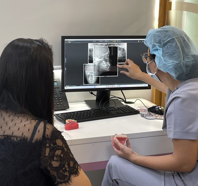 El médico examina y supervisa durante el tratamiento.