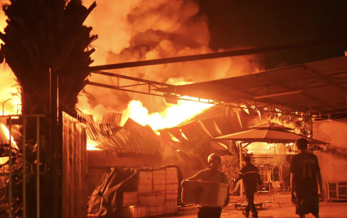 L'incendie s'est déclaré et s'est propagé à un entrepôt d'environ 500 mètres carrés. Photo : Hoang Long