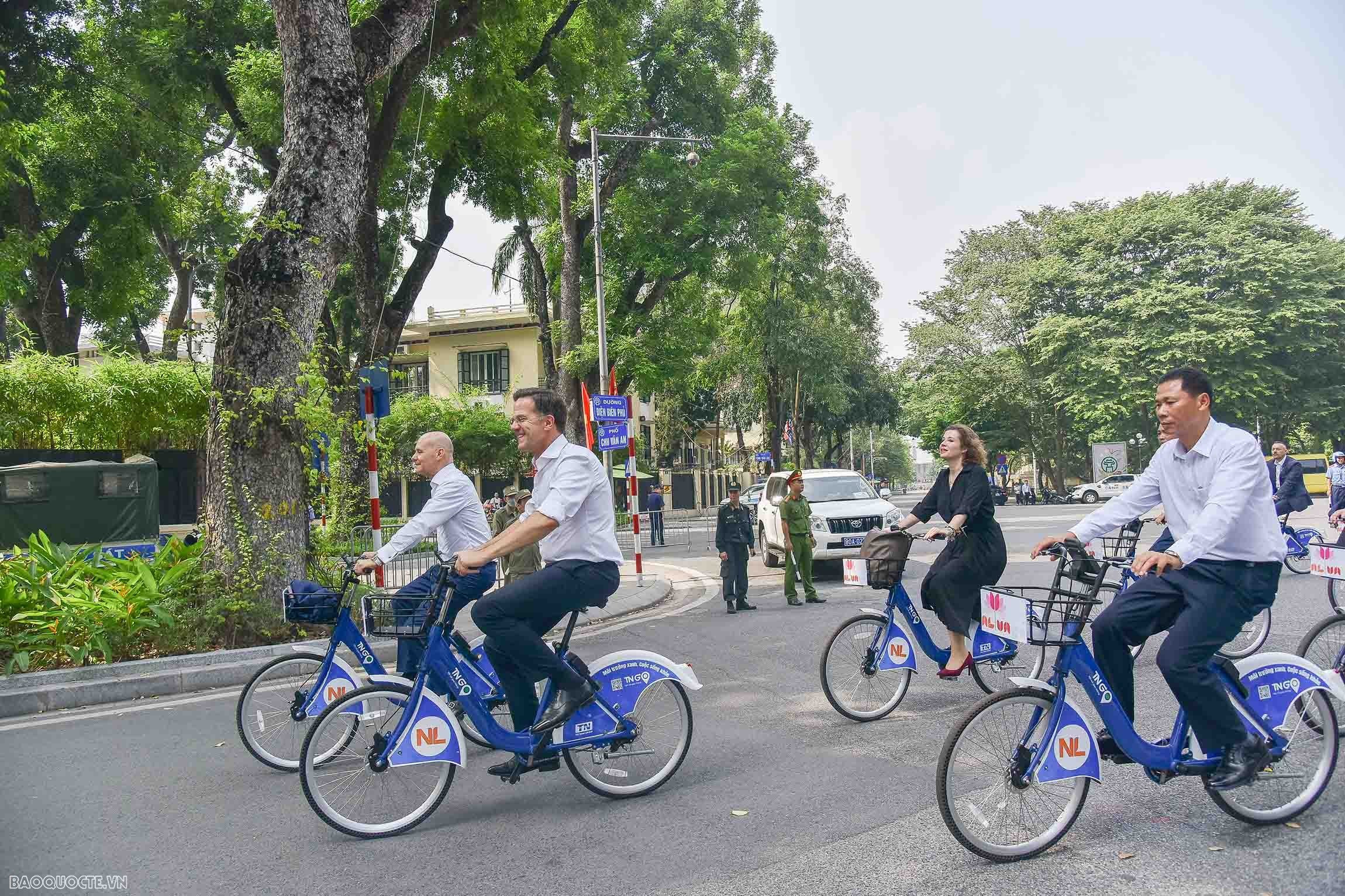 Thủ tướng Phạm Minh Chính và Thủ tướng Mark Rutte đạp xe ngắm phố phường Hà Nội