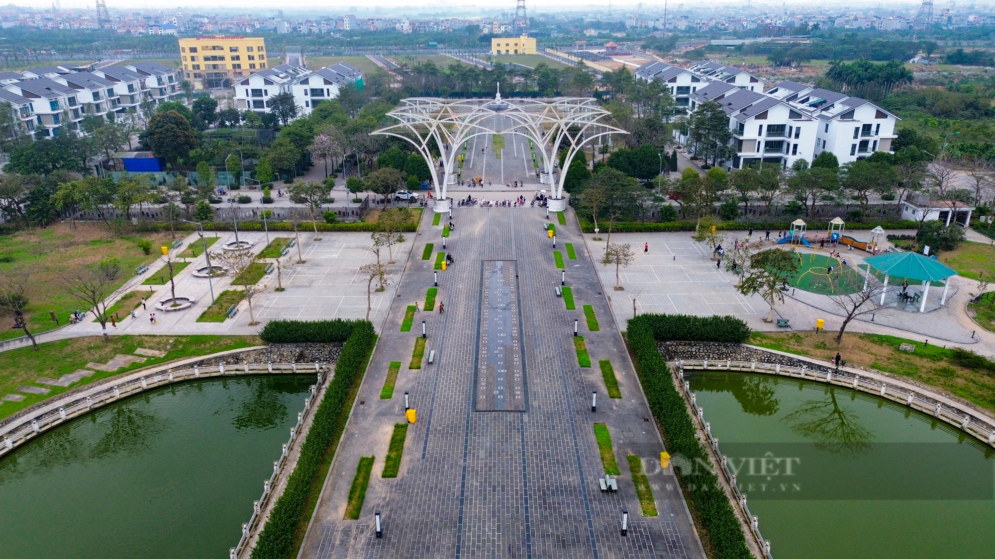 Tượng nghệ sĩ bị cụt tay ngồi trong công viên hình cây đàn guitar ít người biết đến ở Hà Nội- Ảnh 3.