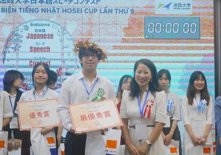 Hoàng đã mang đến sân khấu Hosei Cup màn hùng biện thuyết phục về chủ đề “Ngôi trường lý tưởng của bạn”.