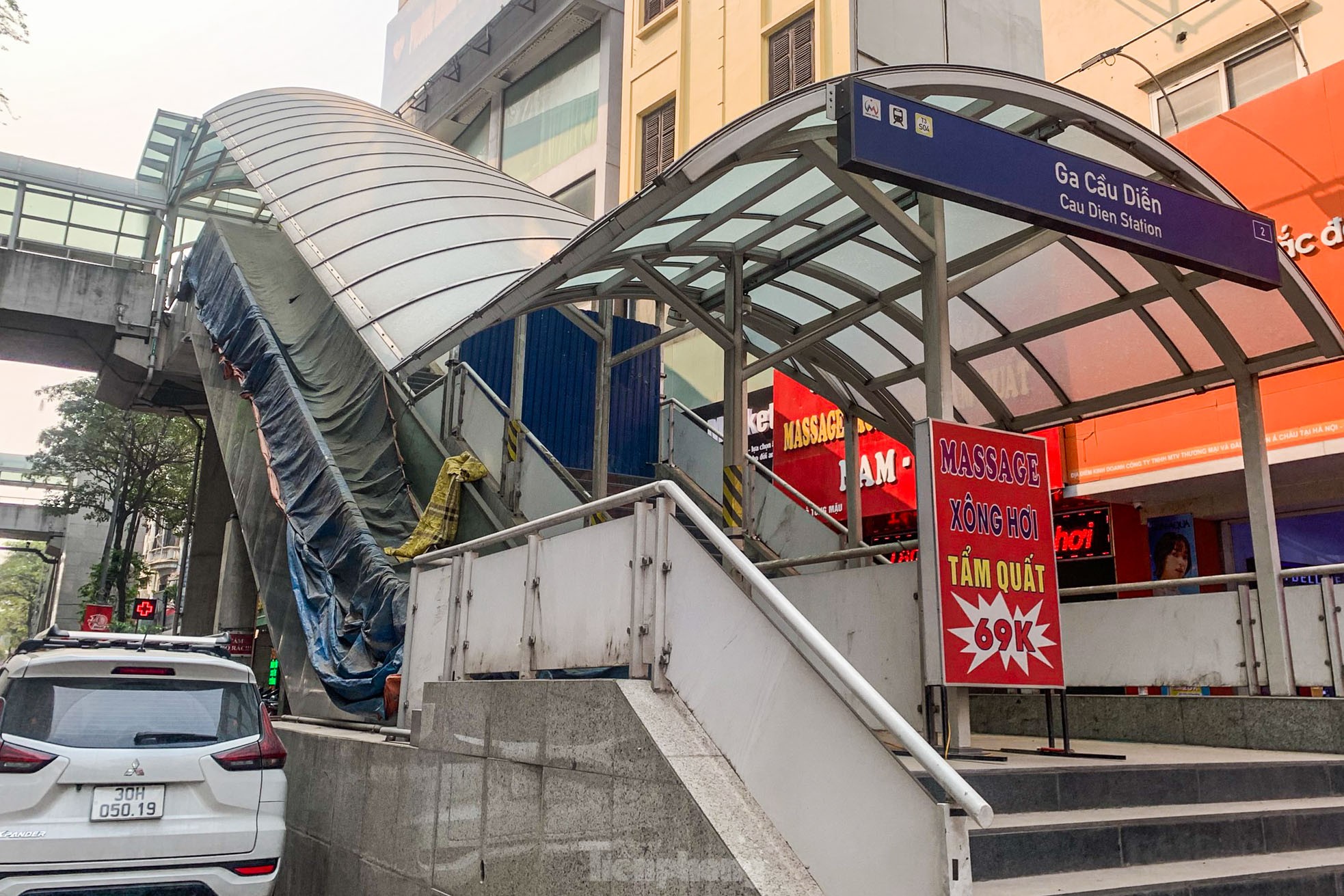 Die U-Bahn-Station Nhon - Hanoi Railway Station wird gerade für die Inbetriebnahme vorbereitet. Sie ist noch immer schmutzig und voller Müll. Foto 16