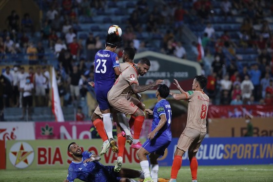 The home team's attack was blocked by Khanh Hoa's solid defense. Photo: MINH HOANG