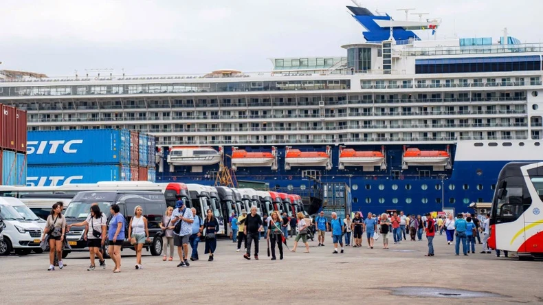 Thua Thien Hue welcomes cruise ship carrying more than 3,000 passengers to Chan May port photo 7