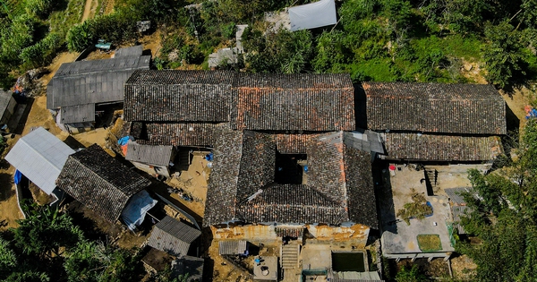 24 km vom Lung Cu-Fahnenmast in Ha Giang entfernt steht ein altes Haus. Warum ist es nach so langer Zeit seiner Entdeckung immer noch ein Rätsel?