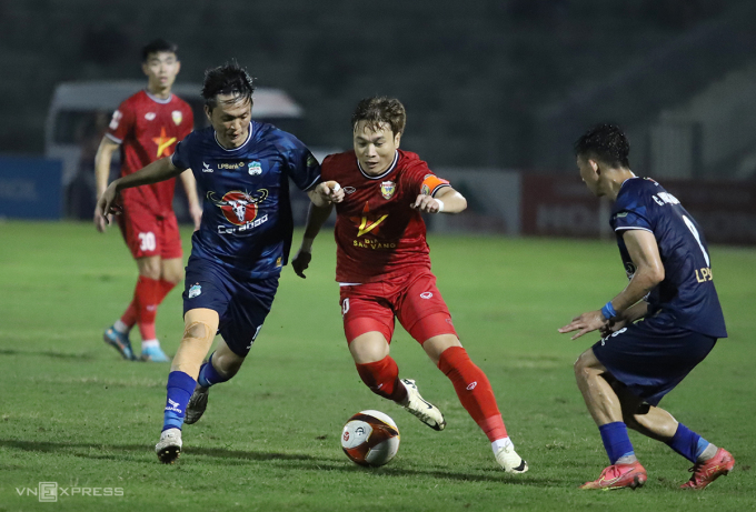 Midfielder Tuan Anh (left corner) played poorly before leaving the field due to injury. Photo: Duc Hung