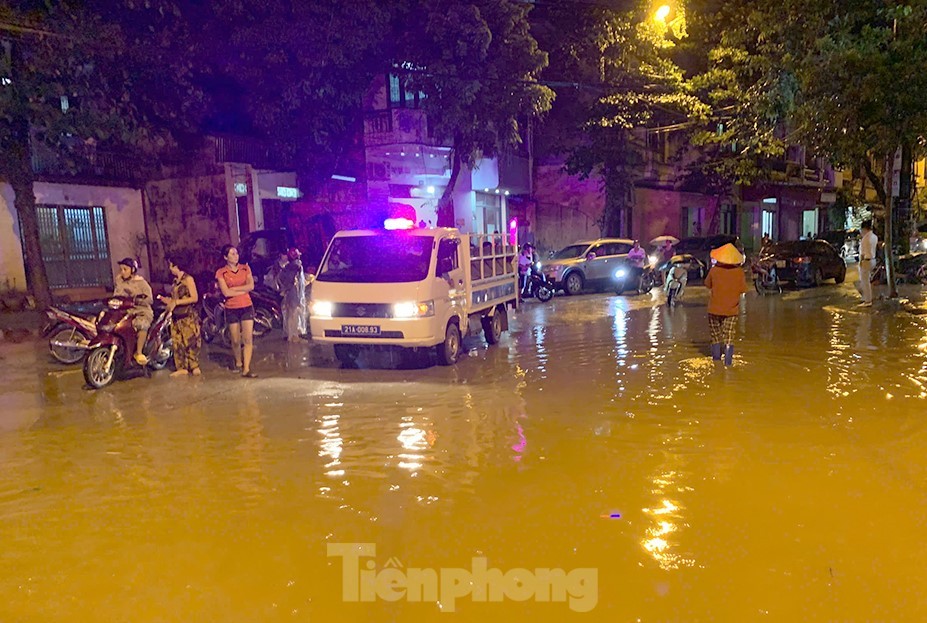 ទឹក​ទន្លេ​ក្រហម​ហក់​ឡើង ប្រជាជន Yen Bai ស្នាក់​ពេញ​មួយ​យប់​ដើម្បី​ខ្ចប់​ខ្លួន​ដើម្បី​គេច​ពី​ទឹកជំនន់ រូបថត ១៨