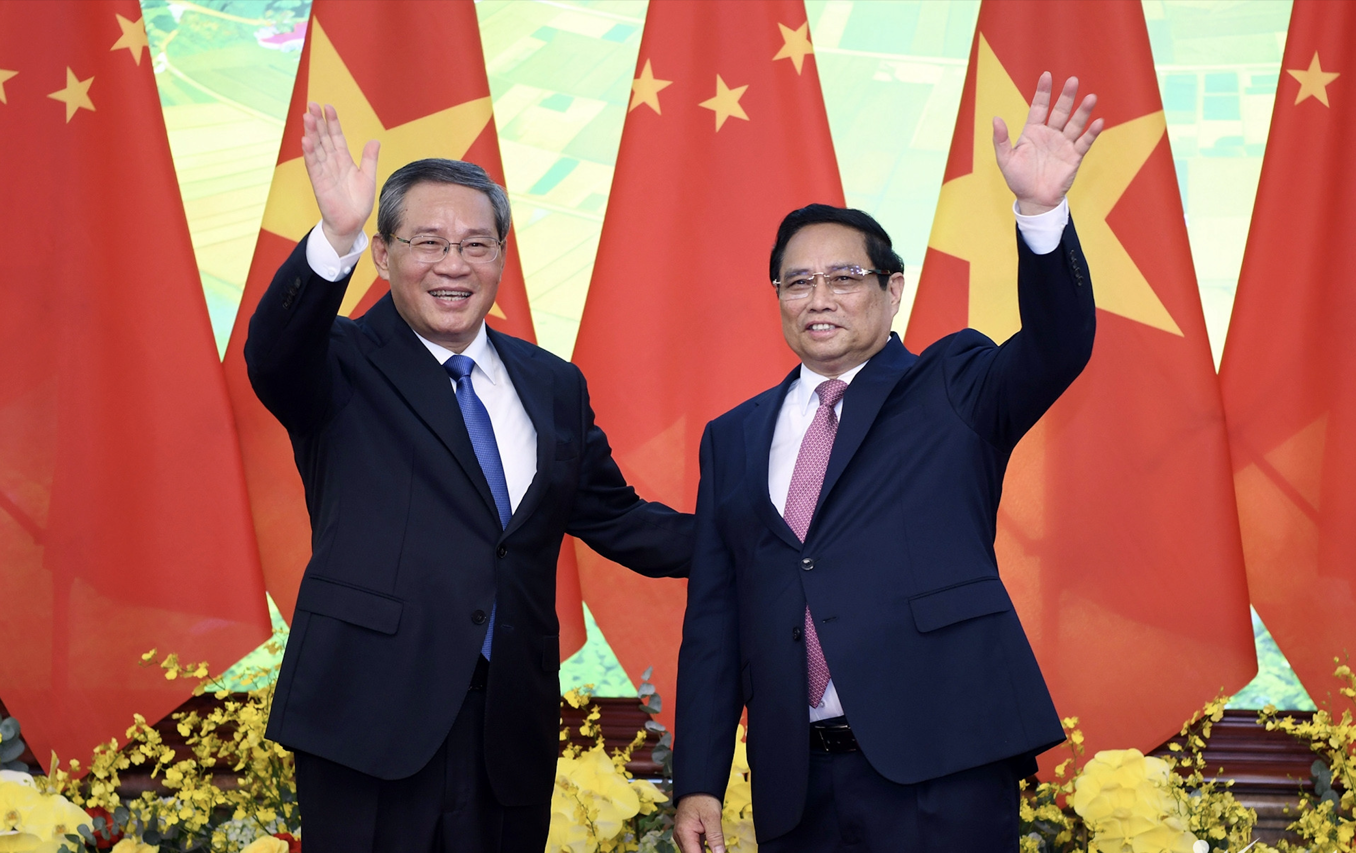 Prime Minister Pham Minh Chinh presided over the official welcoming ceremony for Chinese Premier Li Qiang.