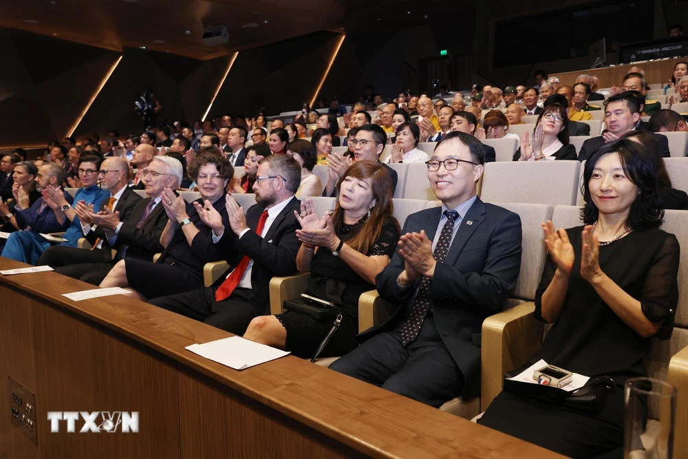 A la celebración asistieron embajadores, encargados de negocios y jefes de organizaciones internacionales en Hanoi. Foto: Lam Khanh - VNA