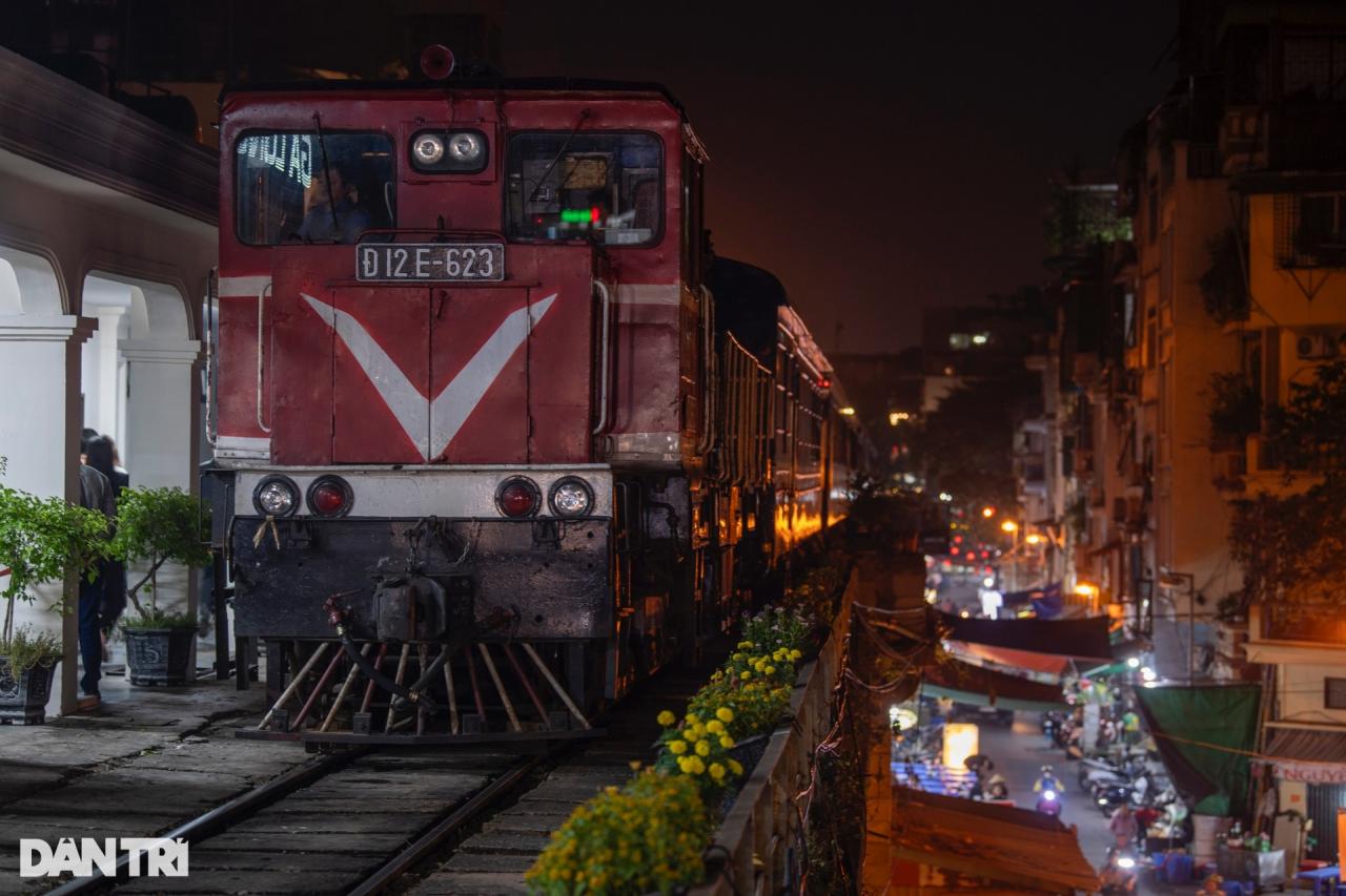 Chuyến tàu hỏa đặc biệt chạy 3km ở Hà Nội, khách được nghe đàn hát trên tàu - 2