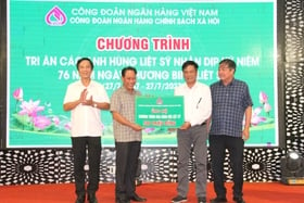 Công đoàn Ngân hàng Chính sách xã hội Việt Nam ủng hộ 500 triệu đồng cho Chương trình “Hoa dâng mộ liệt sĩ” tỉnh Quảng Trị