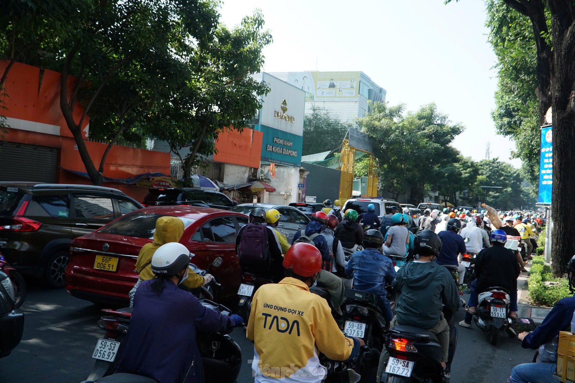 Kẹt xe khắp các ngả đường, người dân TPHCM chật vật di chuyển ảnh 9
