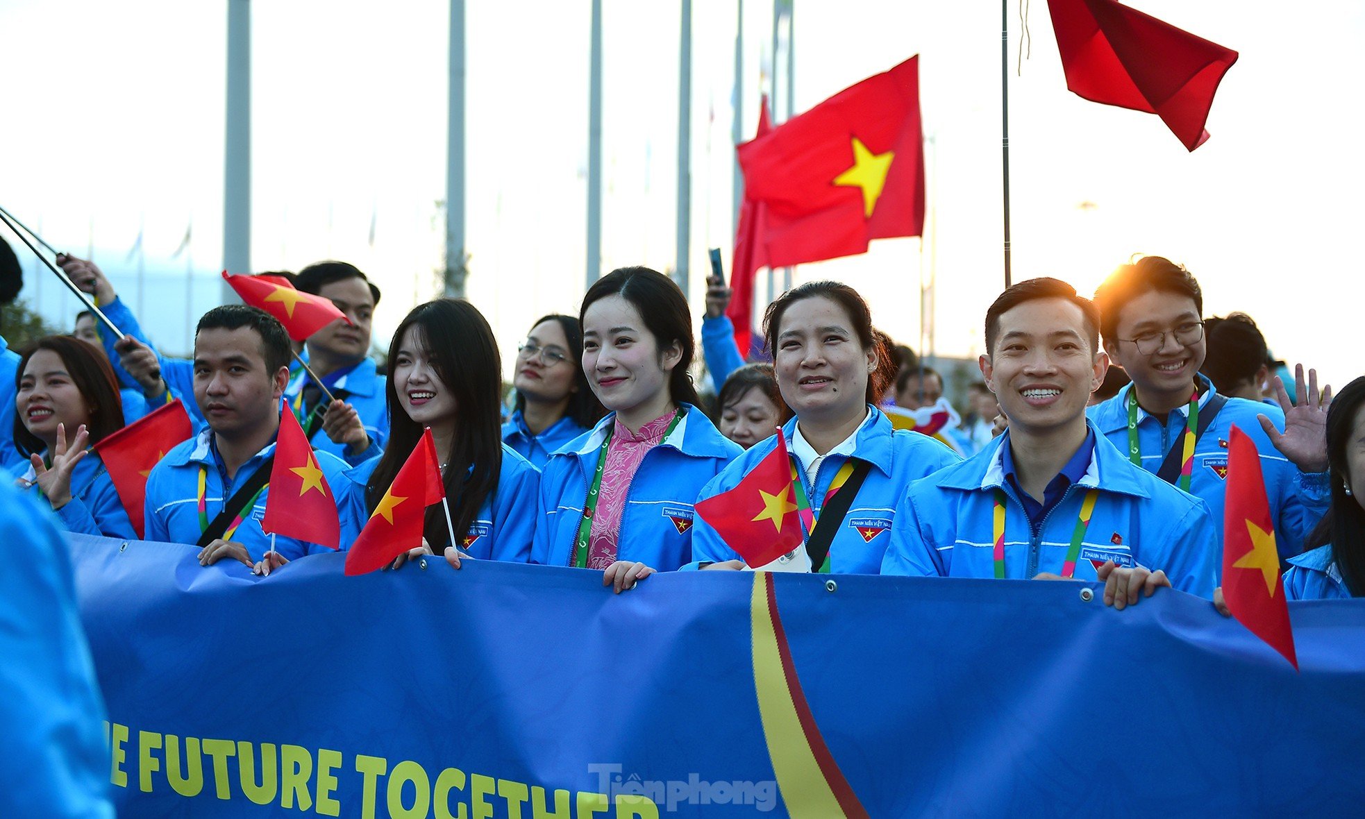 Bandera roja con estrella amarilla ondeando en el Festival Mundial de la Juventud 2024 foto 16