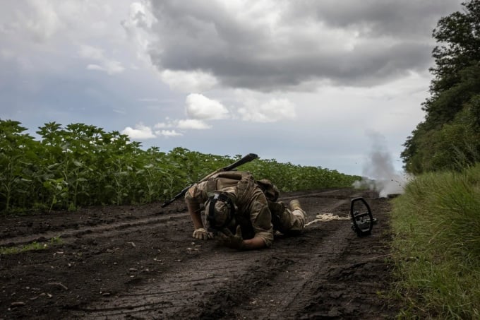 Украинские солдаты разминируют противотанковые мины. Фото: Washington Post