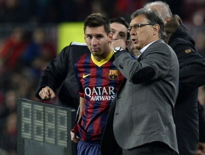 Martino (phải) thời còn dẫn dắt Messi ở Barca. Ảnh: EFE