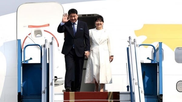 El presidente de Mongolia, Ukhnaagiin Khurelsukh, llega a Hanoi, iniciando una visita de Estado a Vietnam