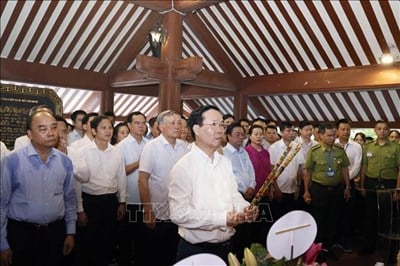 President Vo Van Thuong offers incense to commemorate the 54th anniversary of President Ho Chi Minh's death.